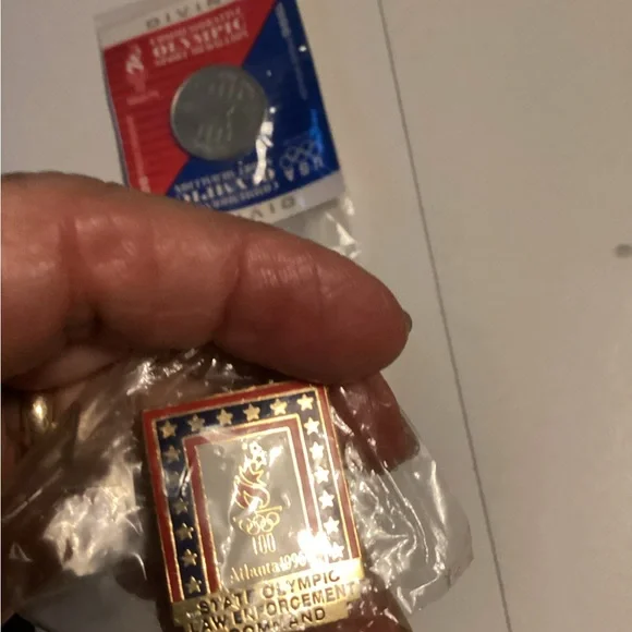 Collection of Atlanta 1996 pins and  coin - Picture 3 of 9